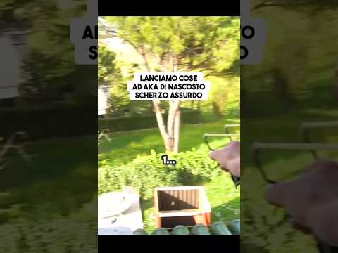 Lanciamo cose ad Aka di nascosto. Scherzo assurdo 🫥 thumbnail
