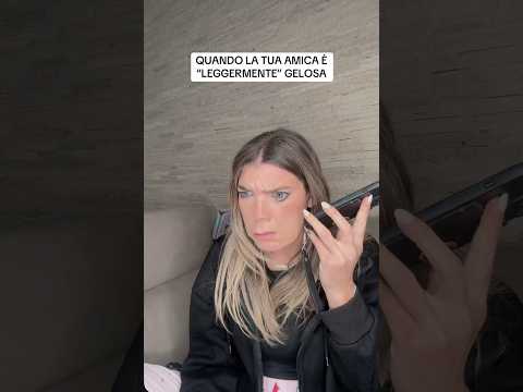 QUANDO LA TUA AMICA È “LEGGERMENTE” GELOSA #amicagelosa #messaggivocali #robertina #amiche #gelosia thumbnail