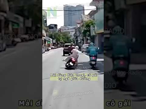 Mải dùng điện thoại, cô gái tự xòe giữa đường thumbnail