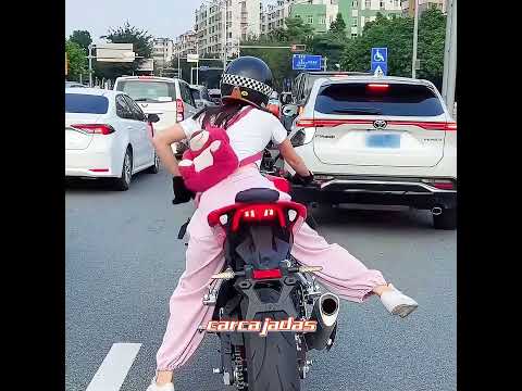 Ella monta en moto y deja a los transeúntes muertos de risa.#cat #pets #cutepet #cute #Dog #shorts thumbnail