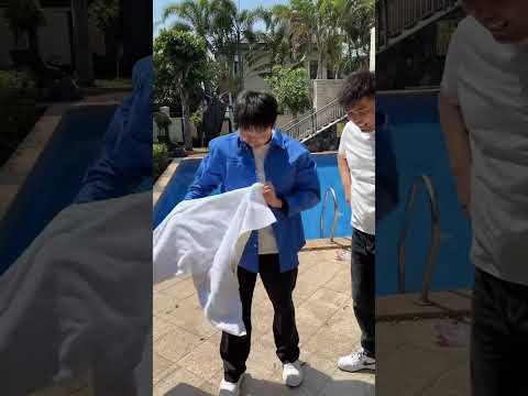 怎么感觉后背发凉呢？ #峻宁峻宁 #搞笑日常 #一定要看到结尾 thumbnail