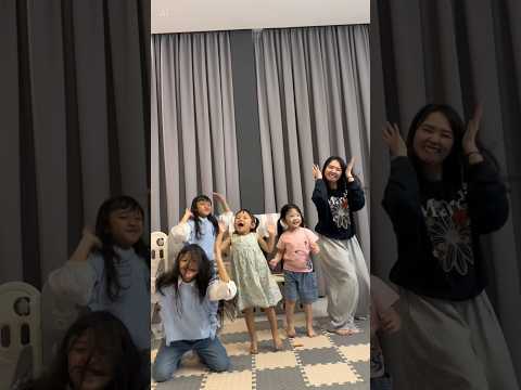 Happy Weekend Kicau Maniaw🐦🥳 #kembar #trends #jogetviral #dance #jogetseru #shorts thumbnail