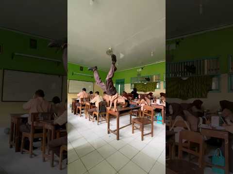 Waduh malah freestyle ? #sekolah #freestyle thumbnail
