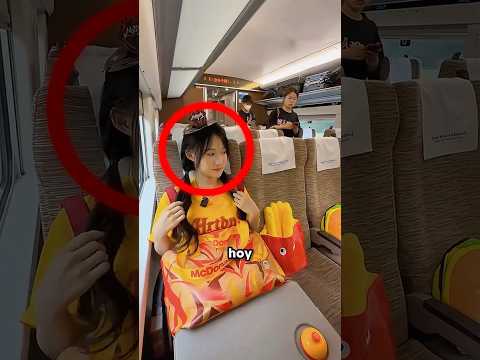 Esta Chica Sacó Un Pastel Sorpresa En El Tren #shortsvideo thumbnail