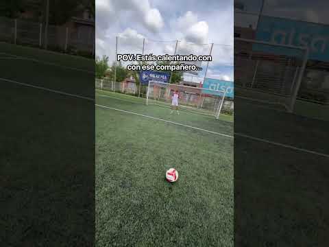 Ese compañero que calienta fatal…??Portero de Fútbol | DetreceReferencia: @parsatalents thumbnail