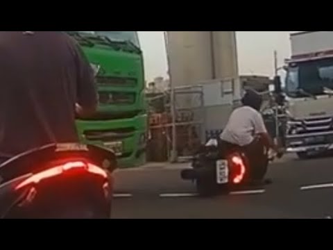 【車禍影片】試問影片中有幾個寶（2026.05.28 新北市新店區安和路二段與安業街口 thumbnail
