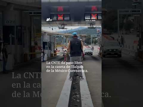 CNTE da paso libre en la caseta de la México-Cuernavaca thumbnail