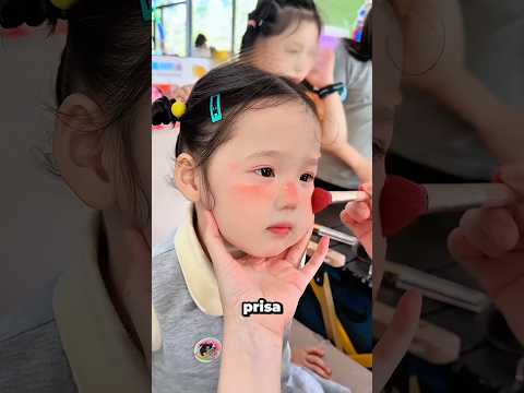 ¡Mamá la convirtió en una FRESA ADORABLE… ahora todos la están mirando! 🍓😱✨ thumbnail