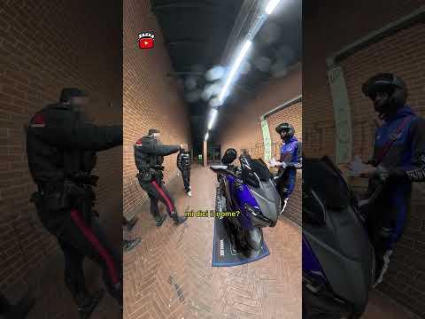 Arrivano i Carabinieri mentre smonto il TMAX 🌙🚓 thumbnail