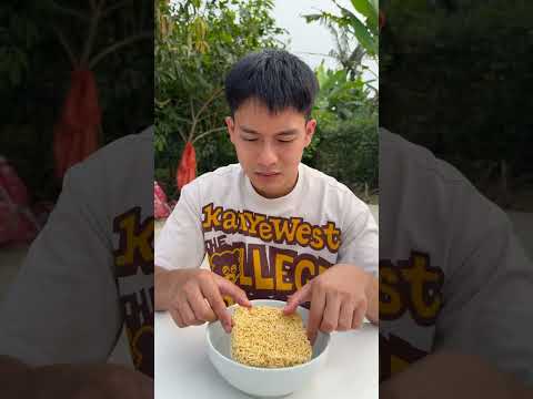 Ông nội tội nghiệp đã chia sẻ mì tôm cho chàng trai #shorts thumbnail
