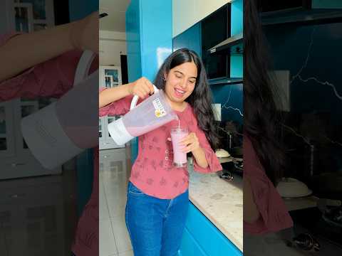 Strawberries ka milkshake bana diya 🍓🤣 #priyalkukreja #shorts #ytshorts thumbnail