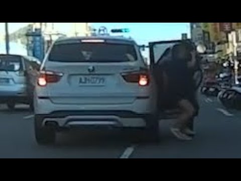 原來前面車禍就可以停路中間下車（開聲音） thumbnail
