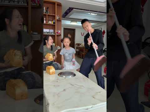 It turns out the reason this father and daughter put on such an energetic show was to take my bread. thumbnail