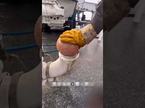 Quando papà ha provato a pulire il tubo con un pallone da calcio🤯 thumbnail
