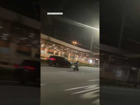Man speeds on PMD along Keppel Road, does 'Superman' pose thumbnail