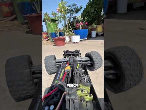 Questa macchinina RC è stata colpita da un’auto reale, ma non si è fermata ??#shorts thumbnail