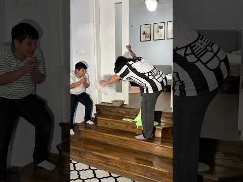 Yere döktüğü ayağıma yapıştı #shortsvideo #sorts #trending thumbnail