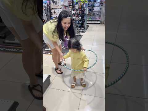 ATLIT HULAHUP NIH! #piuwfamily #funny #familychannel #familyvideo #familyvlog #funny #hulahoop thumbnail
