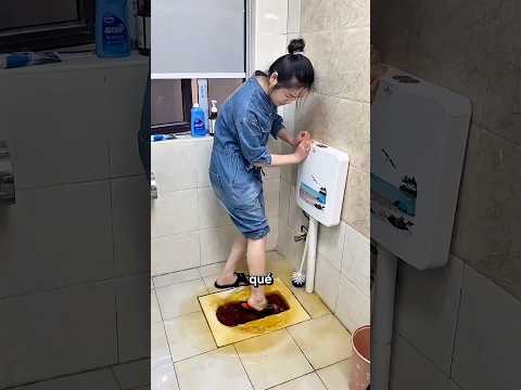 ¡¿Metió SUS PIES en el Inodoro?! 😱🚽😂 thumbnail