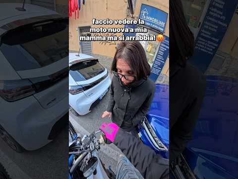 MIA MAMMA VEDE LA MOTO NUOVA PER LA PRIMA VOLTA E SI ARRABBIA! #shorts thumbnail
