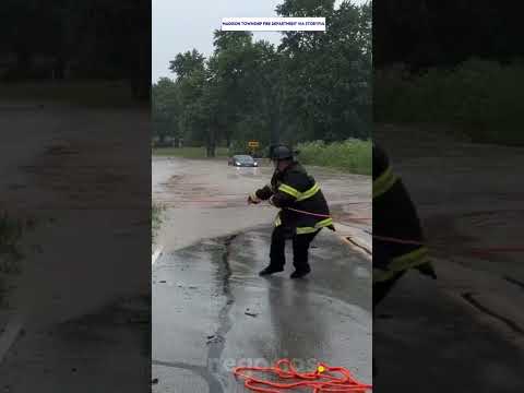 Un bombero rescata a un cervatillo atrapado en la corriente de la inundación, en Indiana thumbnail