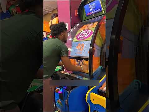 الولد كان عنده خطة ذكية علشان يفوز باللعبة !! #shorts thumbnail