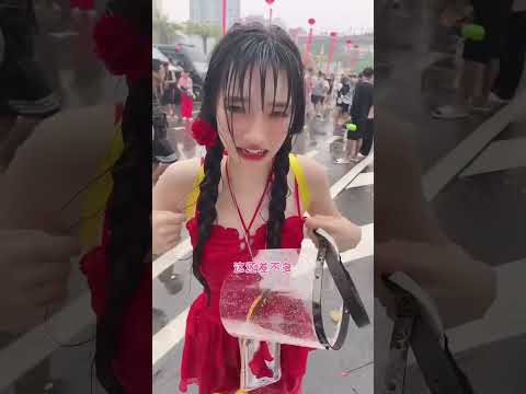西双版纳泼水节真好玩，直接给碧罗泼懵了！#做我的猫 #搞笑 #恋爱 #情侣 thumbnail