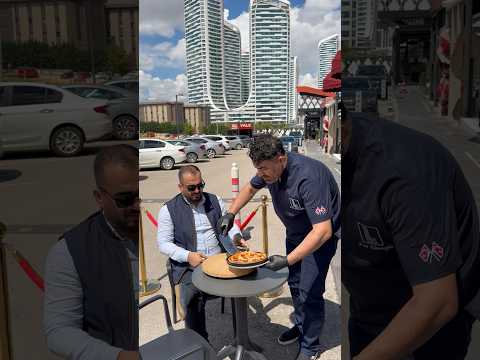 Bu Pizza İçin Her Gün Binlerce Kilometre Yol Geliyor thumbnail