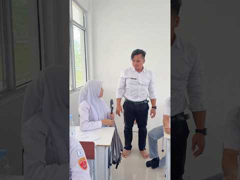 Kekelas bawa payung!! Ada aja kelakuan murid babeh ini🙄🙈 #funny  #comedy thumbnail