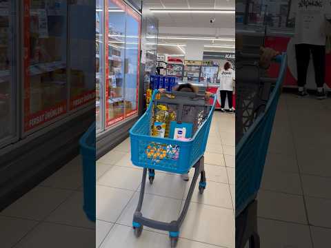 Bu market arabası kendiliğinden ilerliyor😂 #aboneolmayiunutmayin #keşfetbeniöneçıkar #kesfeteyyiz thumbnail