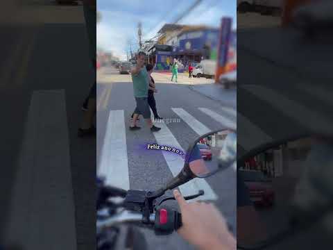 AJUDEI O CASAL A ATRAVESSAR E A REAÇÃO FOI IMPOSSÍVEL IGNORAR … thumbnail