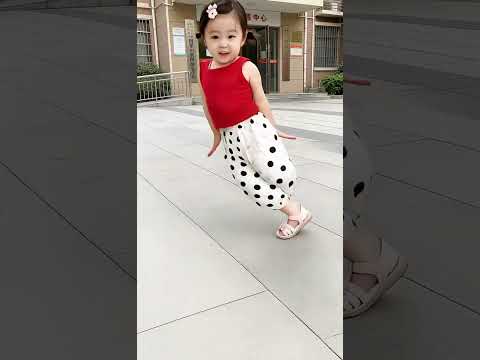 在老年服务中心“炸街”！这气场谁顶得住？ #太空步 #萌娃跳舞 #人类幼崽天花板 #广场炸街 thumbnail