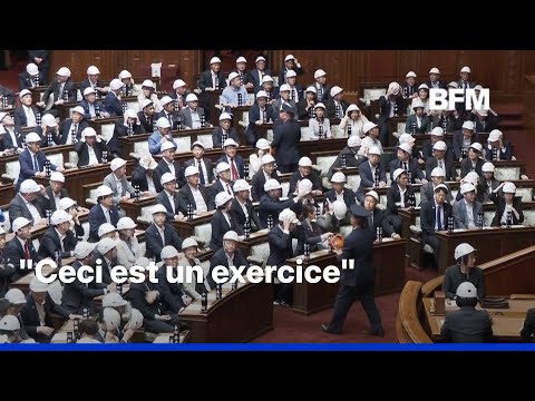 Japon: des parlementaires enfilent des casques anti-sismiques lors d'une simulation de séisme thumbnail