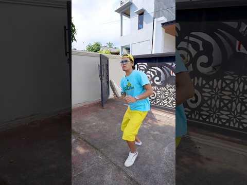 Cobil Bantuin Sheena Ambil Bola Di Atas Pohon thumbnail