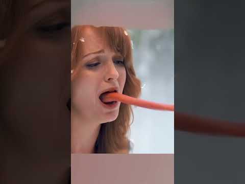 🥶👅 لسانها علق في الجليد بطريقة مرعبة 😱🪓 thumbnail