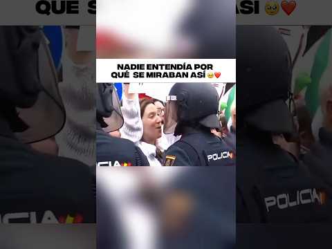 Una chica no dejaba de sonreírle a un policía… hasta que descubrieron que eran marido y mujer thumbnail