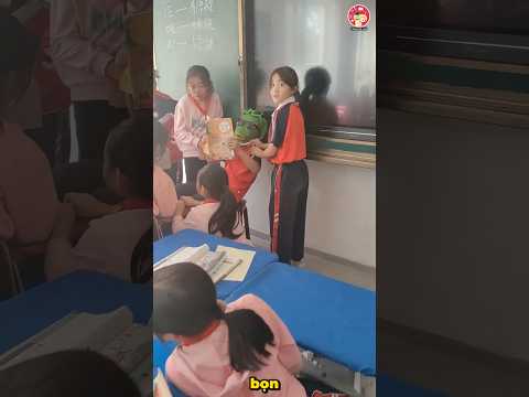 Thầy hiệu trưởng phát hiện bí mật trên bục giảng thumbnail