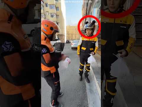 Este repartidor perdió la apuesta contra todos 😂 thumbnail