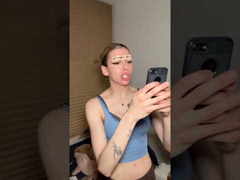 La señora choni pidiéndole una foto a un influencer! #humor #comedia thumbnail