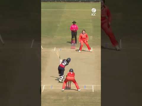 Superb bowling from Caroline de Lange 🪄 thumbnail
