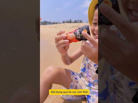 Xúc xích bị rơi xuống biển ? #shorts thumbnail