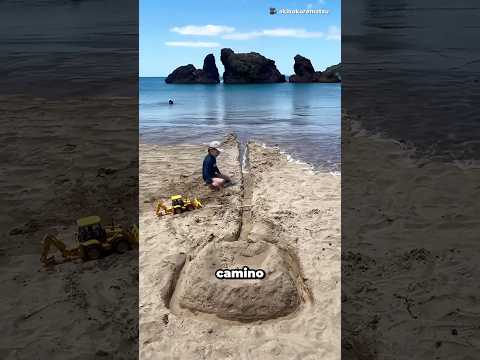 El Niño Intentó Salvar Su Construcción De Arena thumbnail