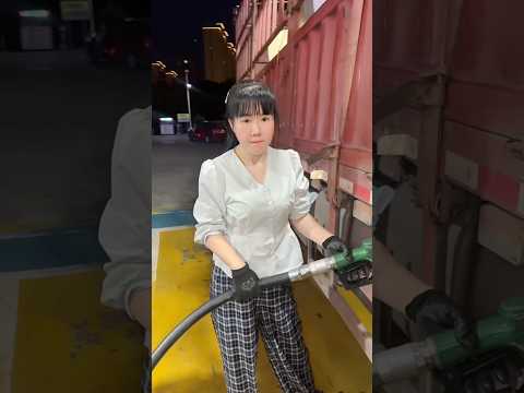 Nữ tài xế xinh đẹp bơm đầy nhiên liệu và chuẩn bị bắt đầu chuyến hàng đêm nay #truckdriver #trucking thumbnail