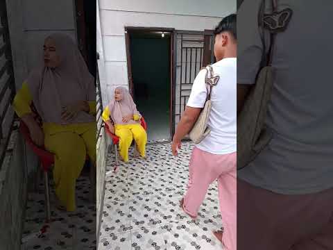 sandalnya kok sama !!! thumbnail
