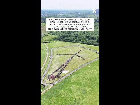 In Germania centinaia di ambientalisti hanno composto una catena umana a forma di mulino a vento thumbnail