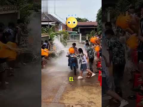 ¿Cuántos baldes de agua se necesitan para derribar una motocicleta? 🏍️ thumbnail