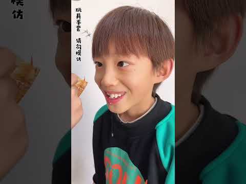辣条的吸引力太牛了，看给老大馋的#熊孩子 #坑爹  #搞笑 thumbnail