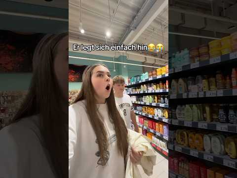 WAS macht ER beim EINKAUFEN 😂😭 #shortvideo #couple #reagieren #comedy #lustig #einkaufen #schlaf thumbnail