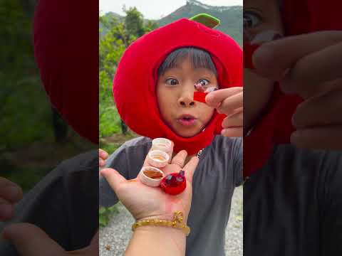 Cô bé ngoan ngoãn ăn kẹo cầu vồng và uống Coca-Cola rất ngon miệng. #vui #kẹo #thứcăn #dễthương thumbnail