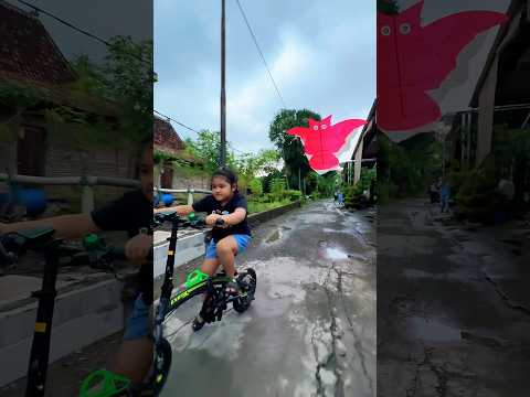 BOCIL narik LAYANGAN pakai sepeda #layangan #kite #lucu #funny #eksperimen thumbnail